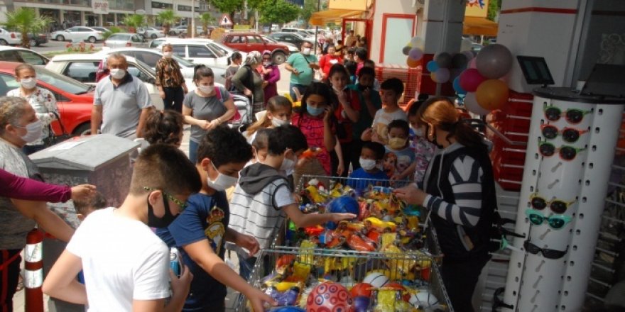 Çocuklar ücretsiz oyuncak için mağazaya akın etti