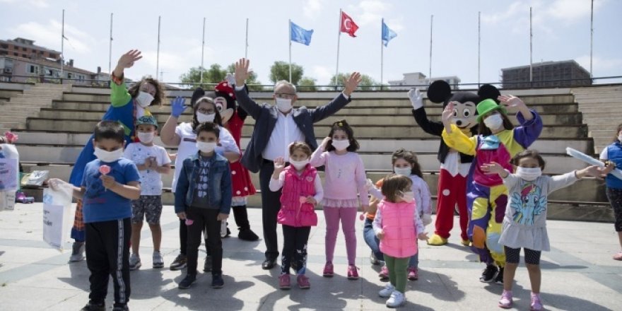 Küçükçekmece Gölü kenarında çocuklardan renkli görüntüler