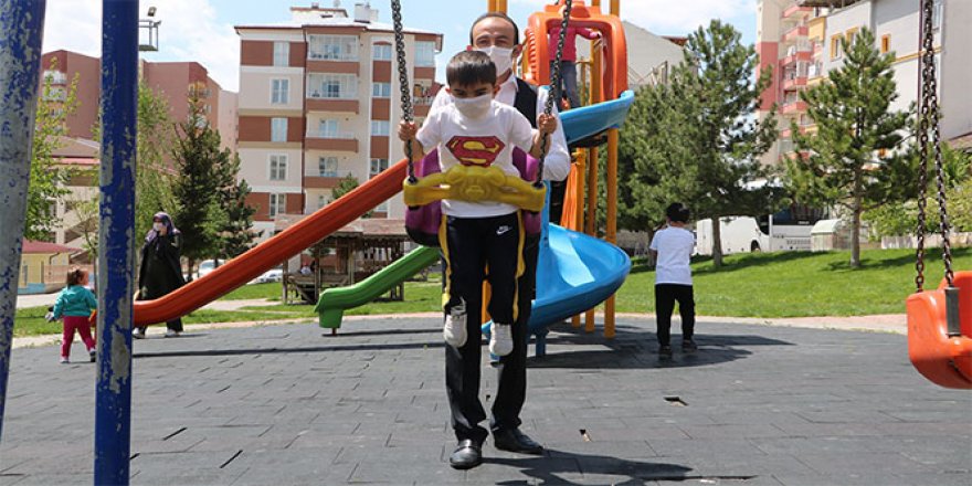 Korona virüsü babasıyla birlikte yenmişti, iznin tadını babasıyla çıkardı