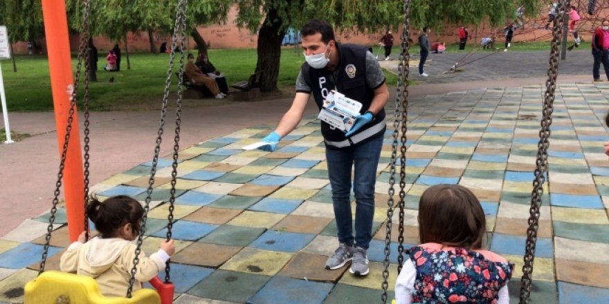 Polis parklardaki çocuklara maske takınca renkli görüntüler oluştu