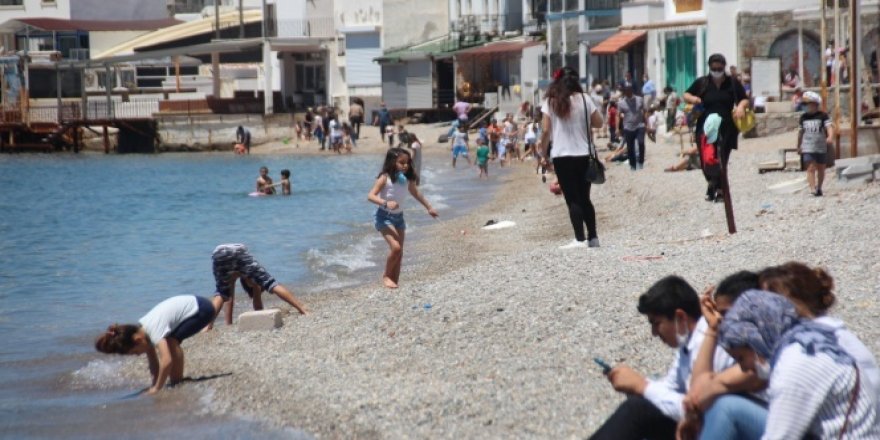 Sokağa çıkmayı tamamen yanlış anladılar, denize girdiler