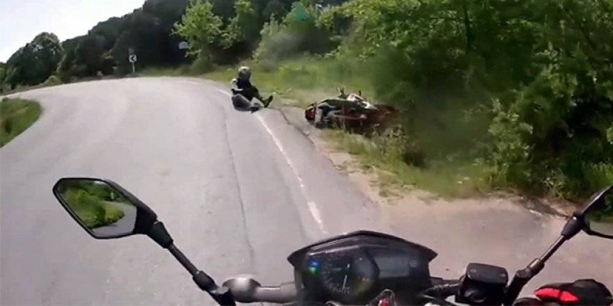 Virajı alamayan motosikletlinin geçirdiği kaza kamerada