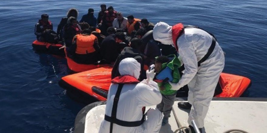 Kuşadası Körfezi'nde 30 göçmen kurtarıldı