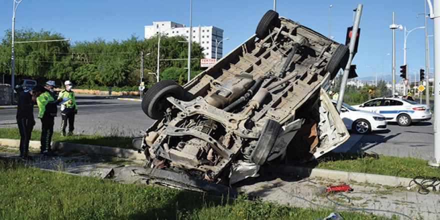 Kırmızı ışıkta geçen otomobil minibüse çarptı: 3 yaralı