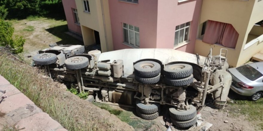 Beton mikseri 5 metre yükseklikten bahçeye uçtu eve çarptı