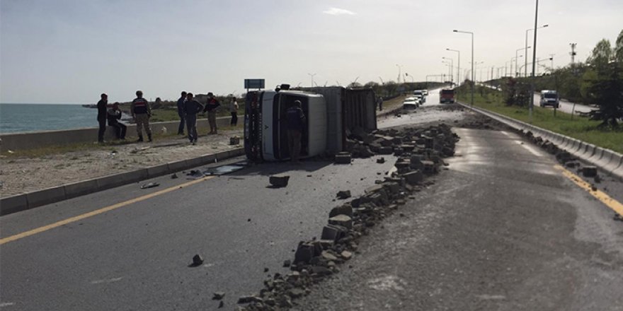 Van'da briket yüklü kamyonet devrildi: 1 yaralı