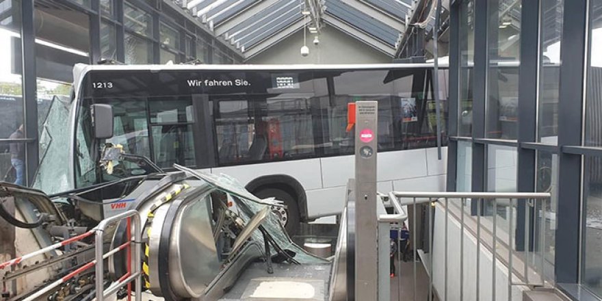 Almanya'da otobüs, tren istasyonuna daldı: 2 yaralı
