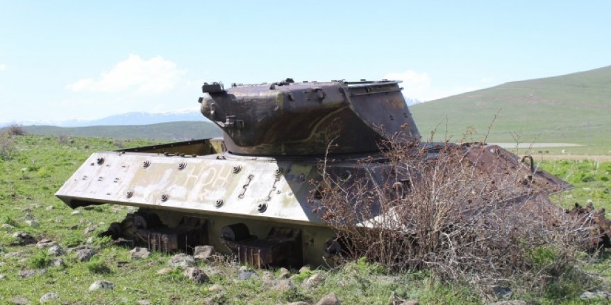 Dağ eteğindeki terk edilmiş tanklar görenleri hayrete düşürüyor