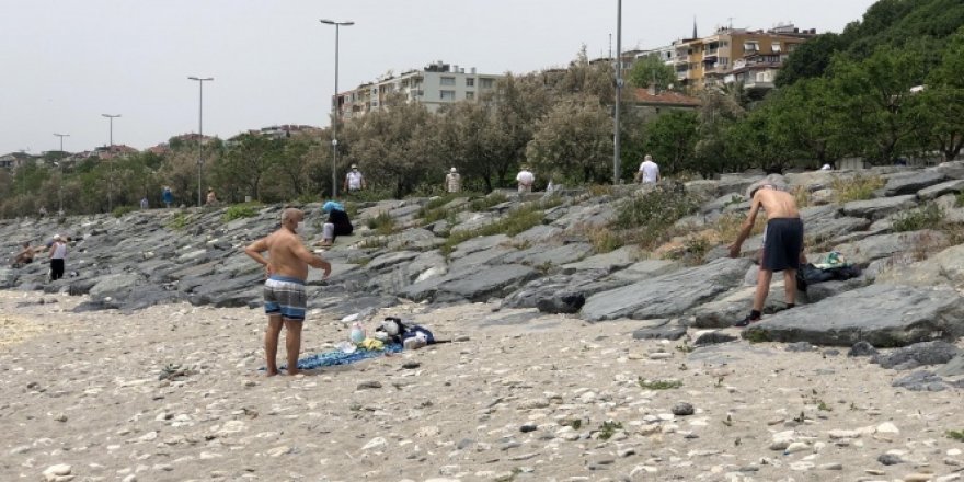 Sosyal mesafeli güneşlendiler, yasağa rağmen denize girdiler