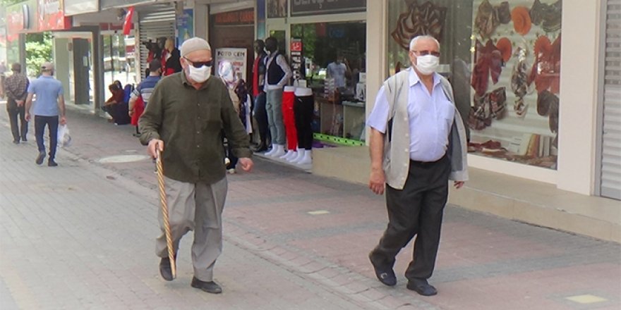 Kütahya'da 65 yaş ve üzeri vatandaşlar yeniden sokağa çıktı