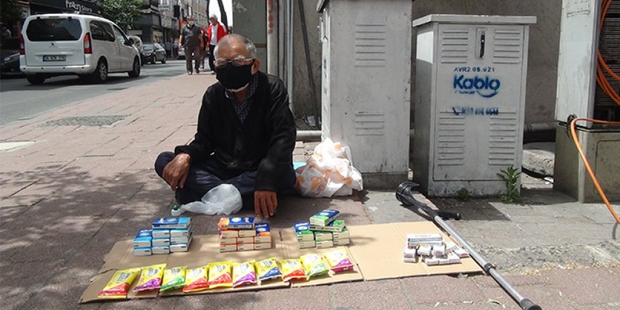 71 yaşındaki adam sokakta tezgah açtı