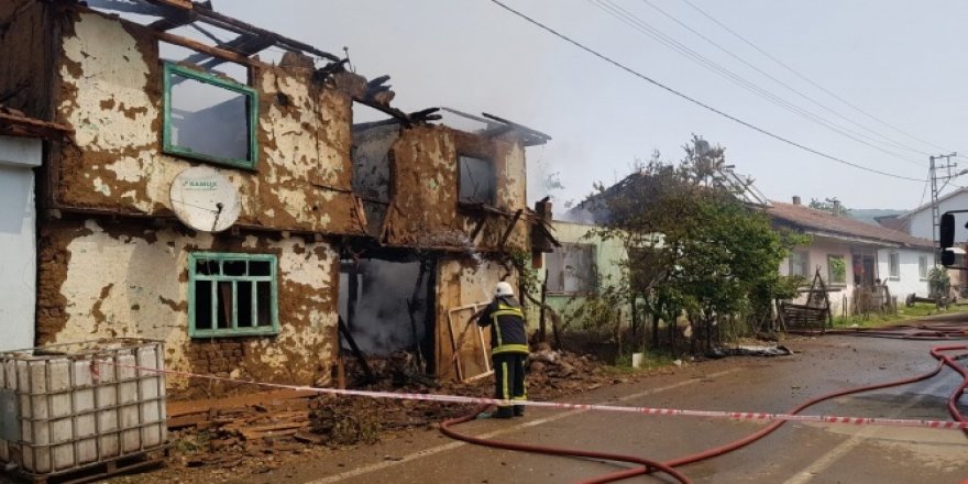 İnegöl'de yangın: 2 ev küle döndü