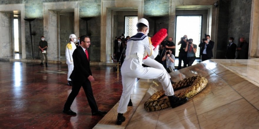 Bakan Kasapoğlu, Anıtkabir'i ziyaret etti