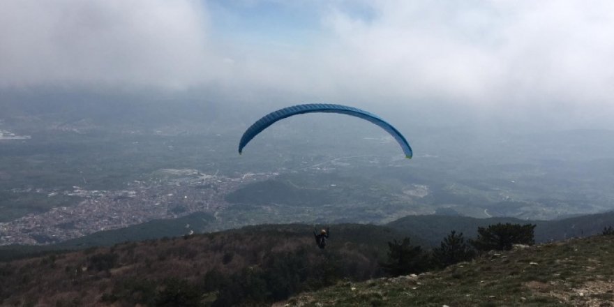 Yamaç paraşütü ile Türk bayraklı 19 Mayıs kutlaması