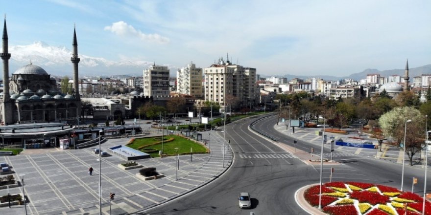 Sokağa çıkma kısıtlamasının son gününde cadde ve sokaklar boş kaldı