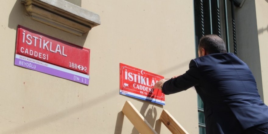 İstiklal Caddesi'ne '101'inci yıl dönümü' tabelası asıldı