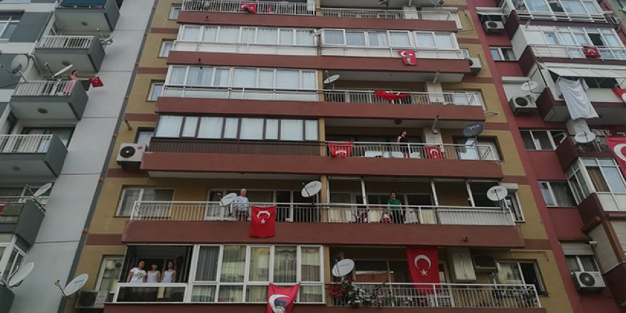 Türkiye saat 19:19'da balkonlara çıkarak İstiklal Marşı'nı okudu