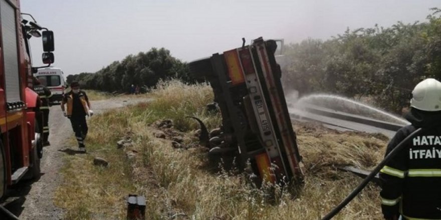 Hatay'da demir yüklü tır devrildi