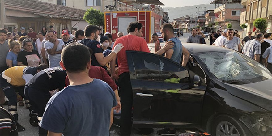 Samandağ'da otomobil park halindeki iki araca çarptı: 2 yaralı