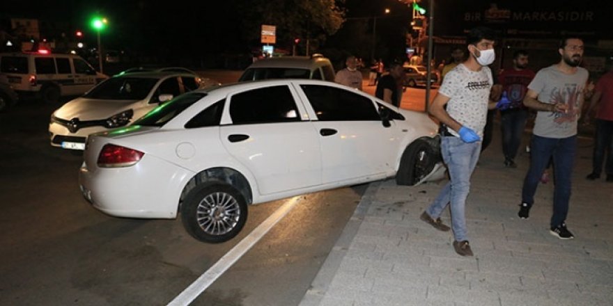 Uyuşturucu satıcısı polisten kaçmak isterken kaza yapıp yakalandı