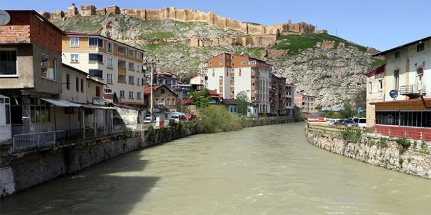 Çoruh Nehri artan debisiyle Bayburt'u Venedik'e benzetti