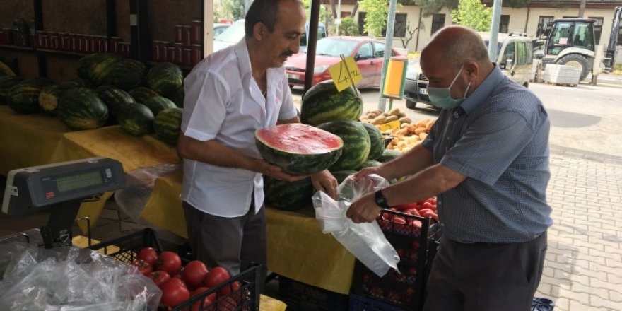 Kilosu 4 lira olan karpuzu tezgahta yarım ve çeyrek olarak satıyor