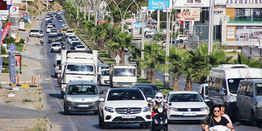 Kilometrelerce kuyruk oluşan yollar bomboş kaldı