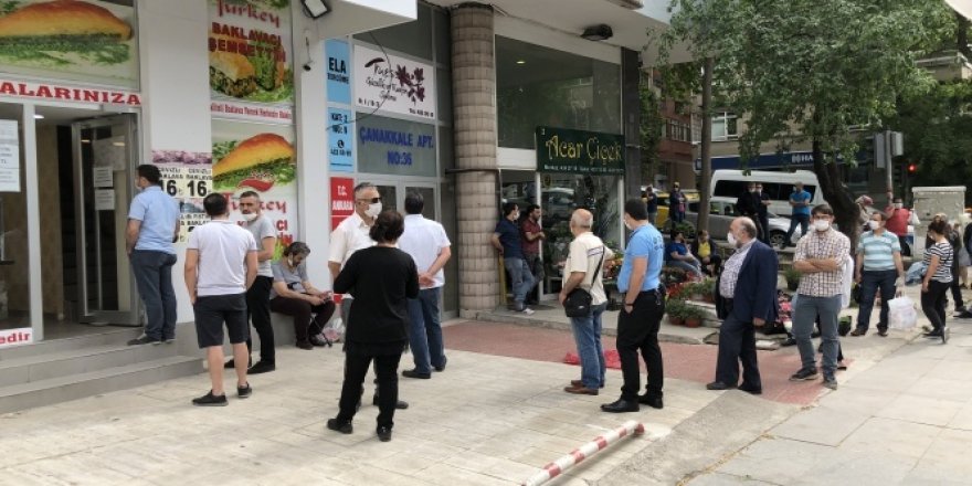 Baklavacının önündeki kuyruk görenleri hayrete düşürdü