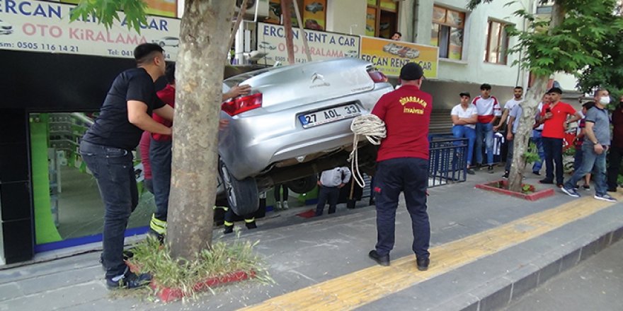 Hızla sokağa girmek isteyince mağazaya uçtu, aracını bırakıp kaçtı