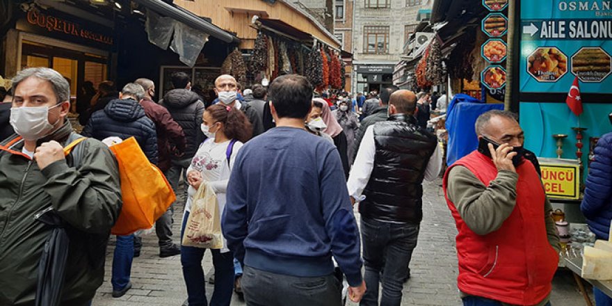 Eminönü'nde sosyal mesafesiz bayram alışverişi