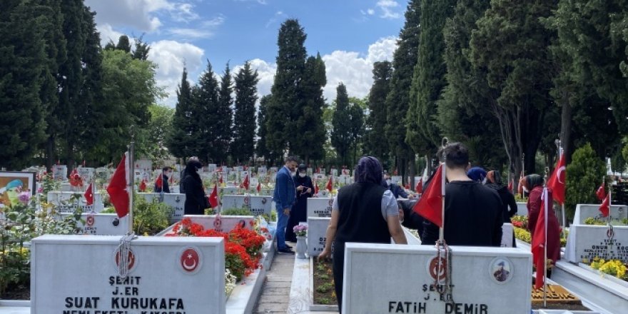 Ramazan Bayramı öncesi aileler, Edirnekapı Şehitliği'ni ziyaret etti
