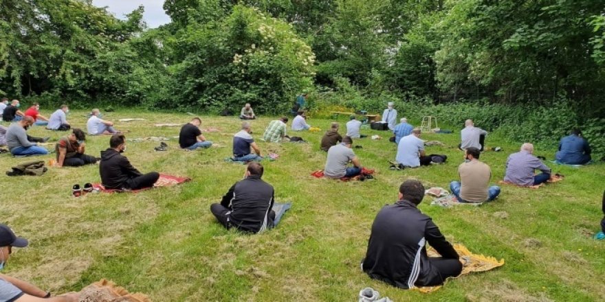 Almanya'da cuma namazı ilk defa açık havada kılındı