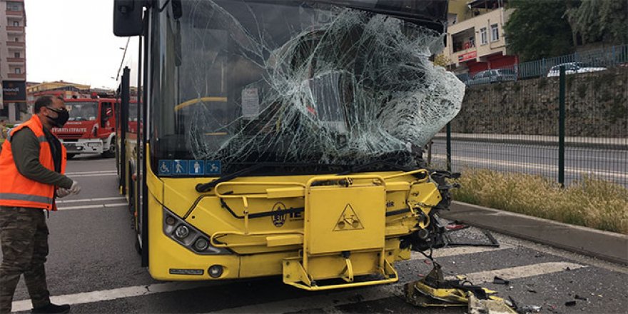 Pendik'te İETT otobüsü sulama aracına çarptı