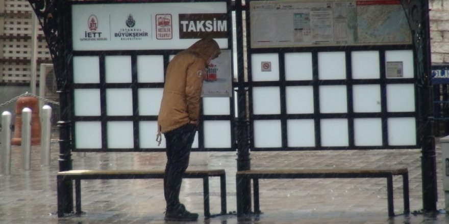 Taksim'de önce yağmur yağdı sonra güneş açtı