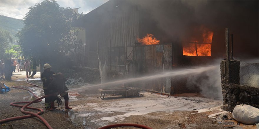Osmaniye'de 3 iş yeri yandı, 7 itfaiye eri dumandan etkilendi