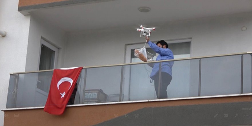 Ekmeğini bakkaldan drone ile aldı