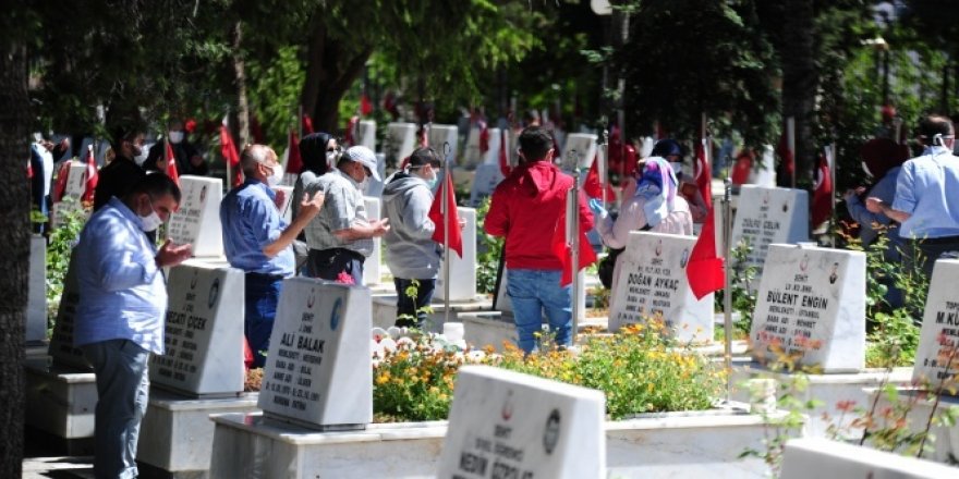 Şehit aileleri bayramın ilk gününde şehitlikleri ziyaret etti