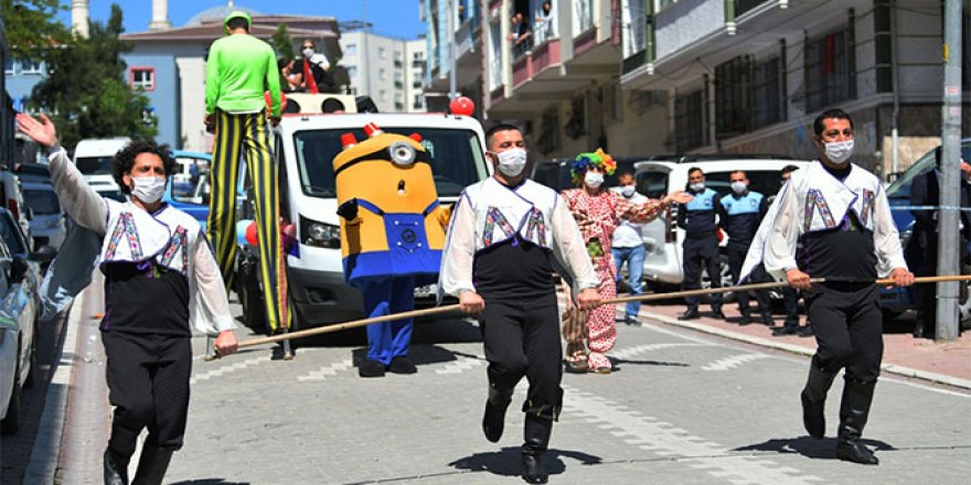 Esenyurt'ta sosyal mesafe çubuğuyla halay