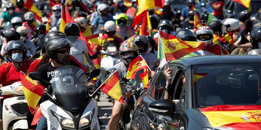 İspanya'da korona kısıtlamalarına “araçlı” protesto