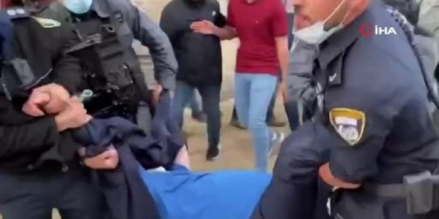 İsrail polisi, Filistinli yaşlı adamı yerlerde sürükledi