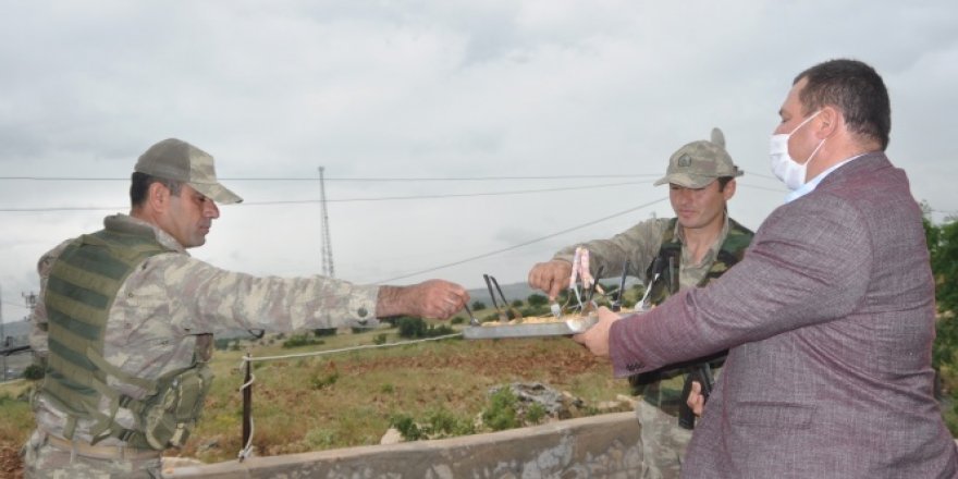 Vatan nöbetindeki güvenlik korucuları bayramda da unutulmadı