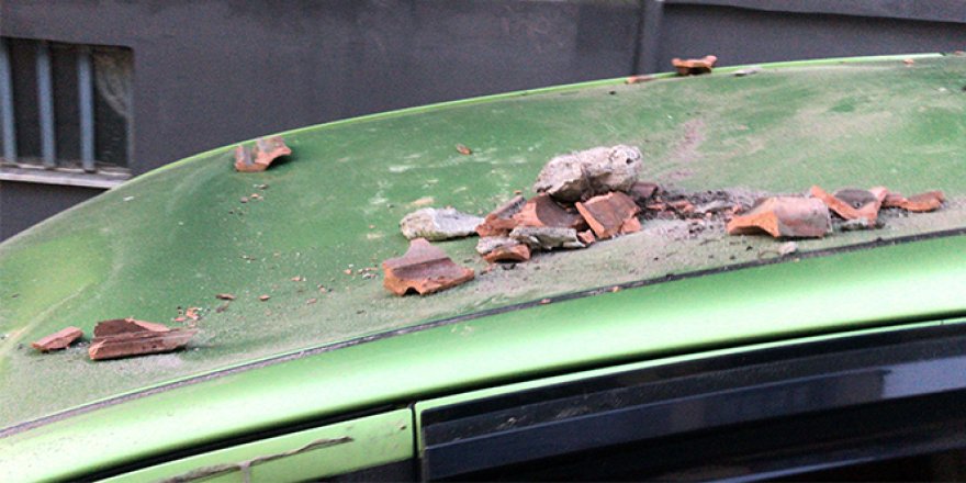 Şişli'de kopan beton parçalar aracı pert etti