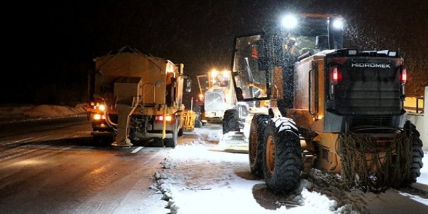 Erzincan'da kar ve tipi etkili oluyor, 1 kişi donarak öldü