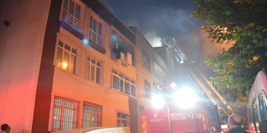 Küçükçekmece'de 4 katlı apartmanın çatısı alev alev yandı