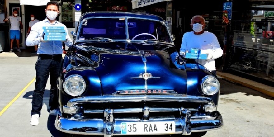 Çeşme'de 65 yaş ve üstüne 1952 model arabayla servis