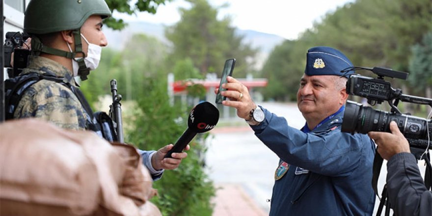 Nöbetteki askere komutanın sürprizi duygulandırdı