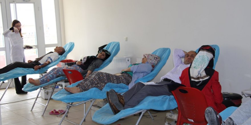 Kars'ta Öğrencilerden Kan Bağışı