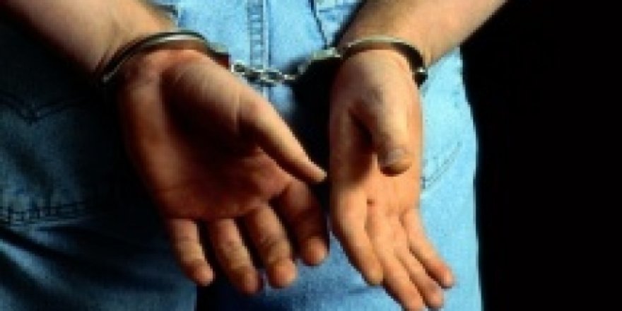 İzmir'de 17 yaşındaki genç kızı taciz ederek gasp eden 2 kişi tutuklandı