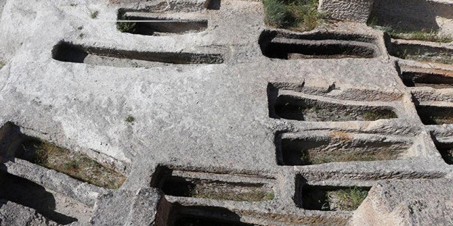 Kapadokya'da 2 bin yıllık mezar büyük ilgi çekiyor