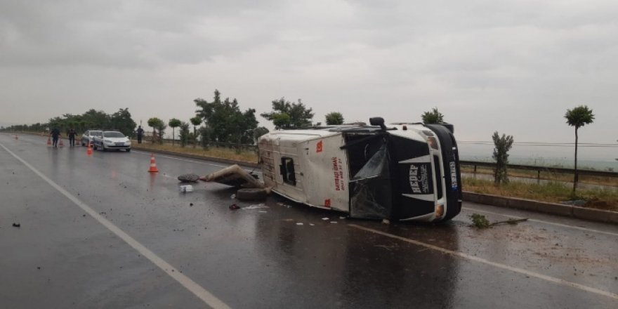 Manisa'da tarım işçilerini taşıyan minibüs devrildi: 15 yaralı